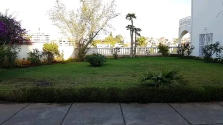 Villa T4 avec 800 m² et 6 parkings