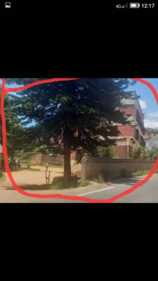 Terrain avec titre borné et accès voiture